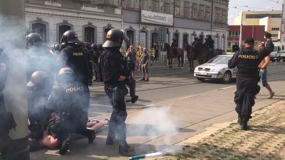 Pochod fotbalových fanoušků z Opavy na zápas se Spartou.