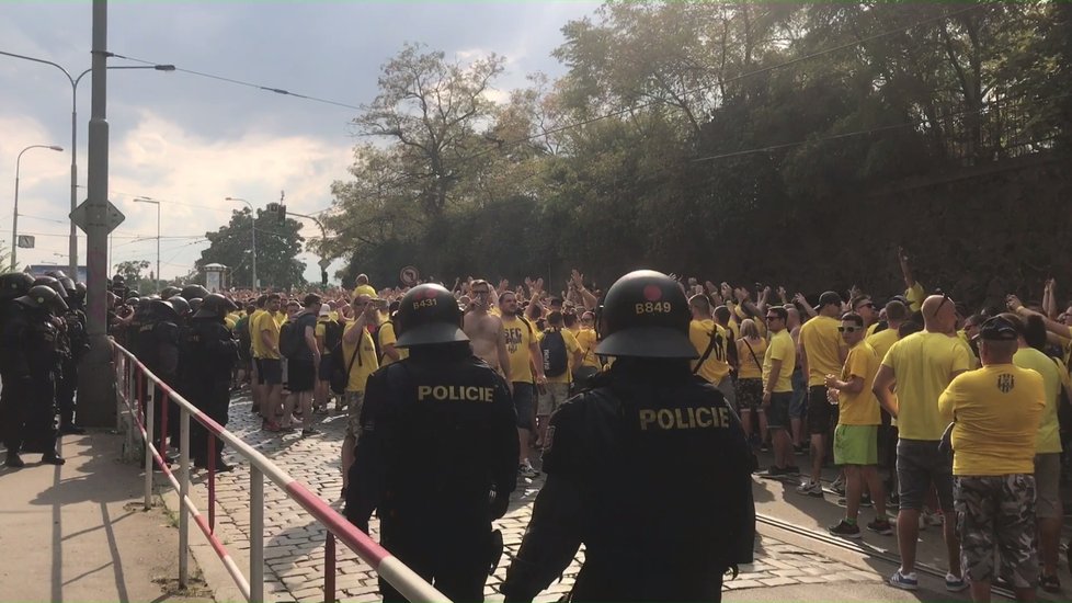 Pochod fotbalových fanoušků z Opavy na zápas se Spartou.