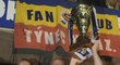 Kapitán Sparty David Lafata zvedl trofej pro vítěze domácího poháru. Letenský klub se po ligovém triumfu mohl pustit do dalších oslav. Ceněný double vybojoval poprvé od roku 2007.