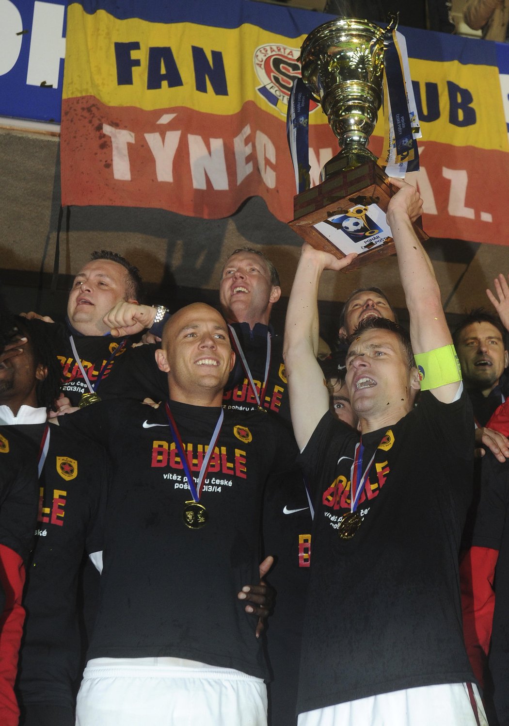 Kapitán Sparty David Lafata zvedl trofej pro vítěze domácího poháru. Letenský klub se po ligovém triumfu mohl pustit do dalších oslav. Ceněný double vybojoval poprvé od roku 2007.