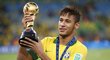 Brazilec Neymar s trofejí pro vítěze Poháru FIFA