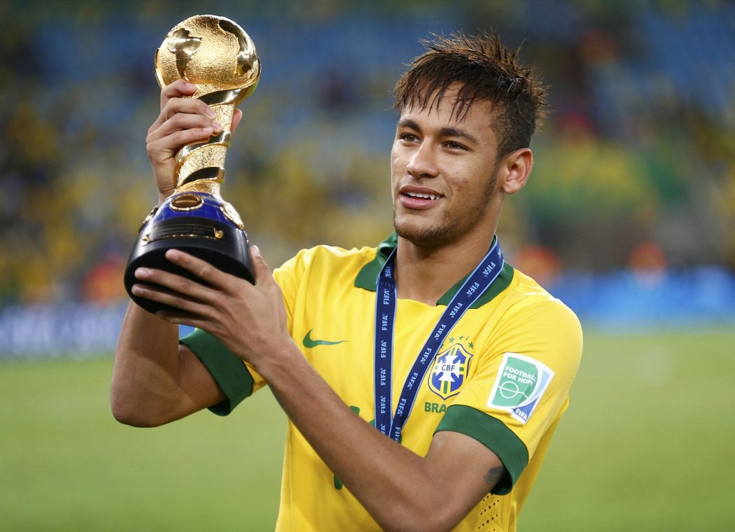 Brazilec Neymar s trofejí pro vítěze Poháru FIFA