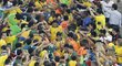 Fotbalisté Brazílie se mezi diváky prodírají k pódiu, kde převzali trofej pro vítěze Poháru FIFA.