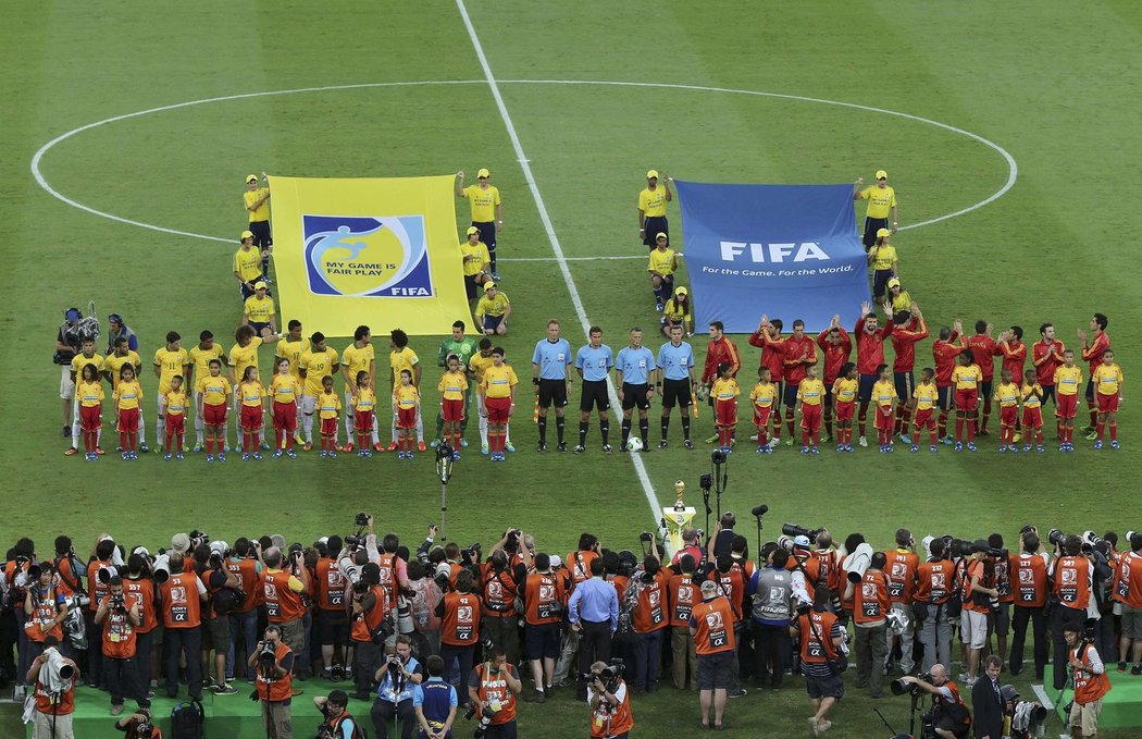 Nástup fotbalistů Brazílie a Španělska před finále Poháru FIFA
