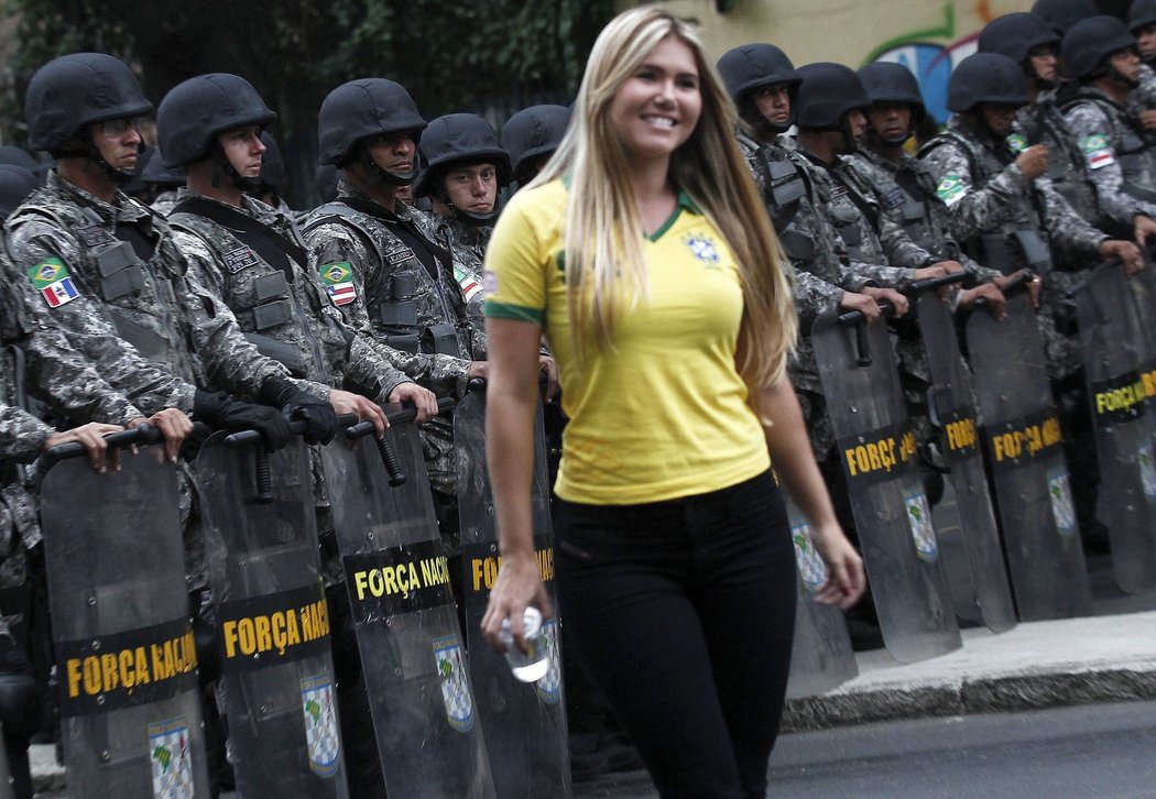 Půvabná brazilská fanynka před policejními kordony