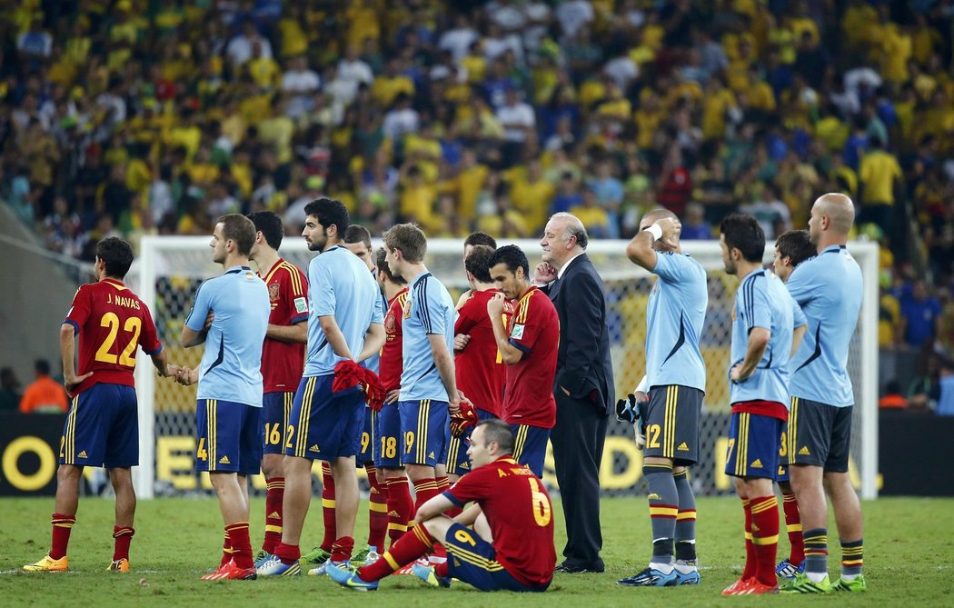 Zklamaní fotbalisté Španělska po prohraném finále s Brazílií