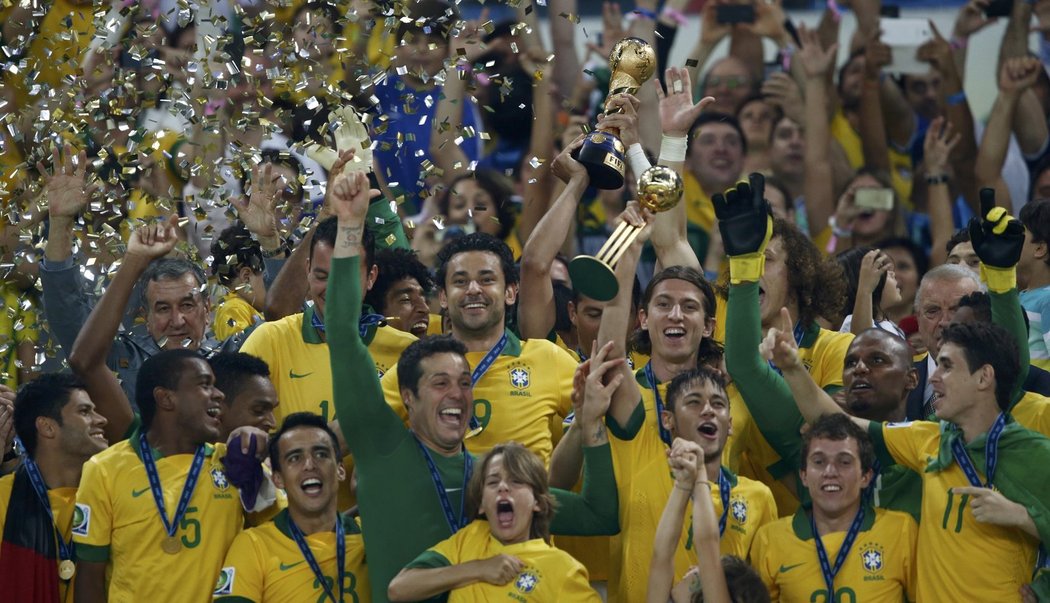 Zase v brazilských rukou. Pohár FIFA už potřetí za sebou vyhrál stejný tým.