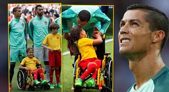 Ronaldo potěšil polibkem dívku na vozíku, Rusové na něj stejně bučeli