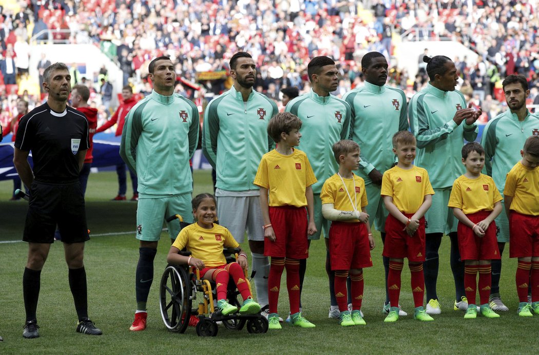 Portugalští fotbalisté před zápasem s Ruskem, kapitána Cristiana Ronalda doprovodila dívka na vozíčku