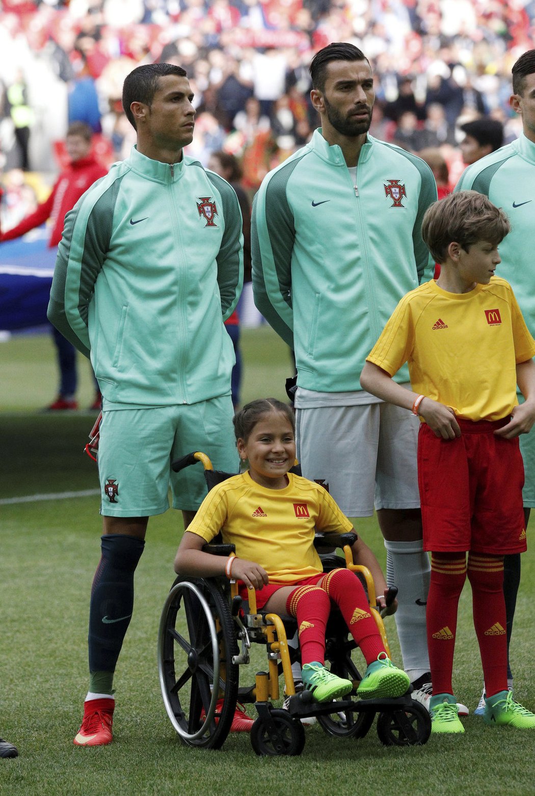 Cristiana Ronalda doprovodila před zápasem s Ruskem na hřiště dívka na vozíčku
