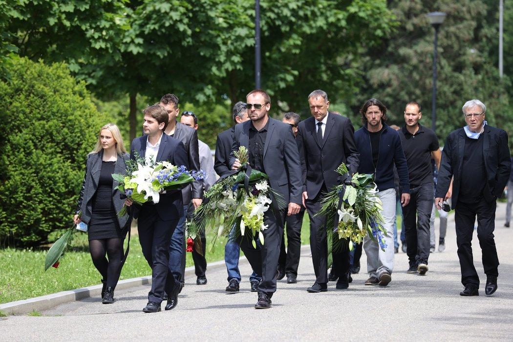 Smuteční hosté na pohřbu Jaroslava Švacha. Mezi nimi i bývalý reprezentační brankář Luděk Mikloško a trenér Petr Uličný.