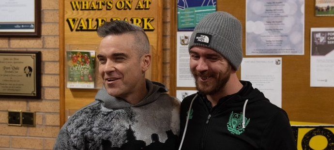 Dvě klíčové postavy klubu Port Vale: VIP fanoušek Robbie Williams a kapitán Tom Pope