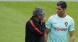 Trenér portugalské reprezentace Fernando Santos rozmlouvá s Cristianem Ronaldem