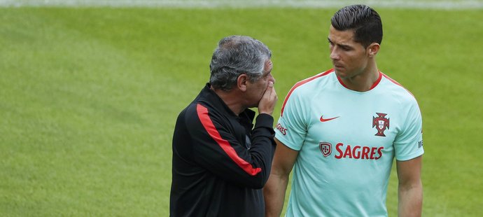 Trenér portugalské reprezentace Fernando Santos rozmlouvá s Cristianem Ronaldem