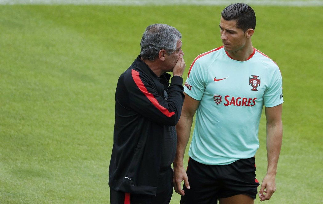 Trenér portugalské reprezentace Fernando Santos rozmlouvá s Cristianem Ronaldem