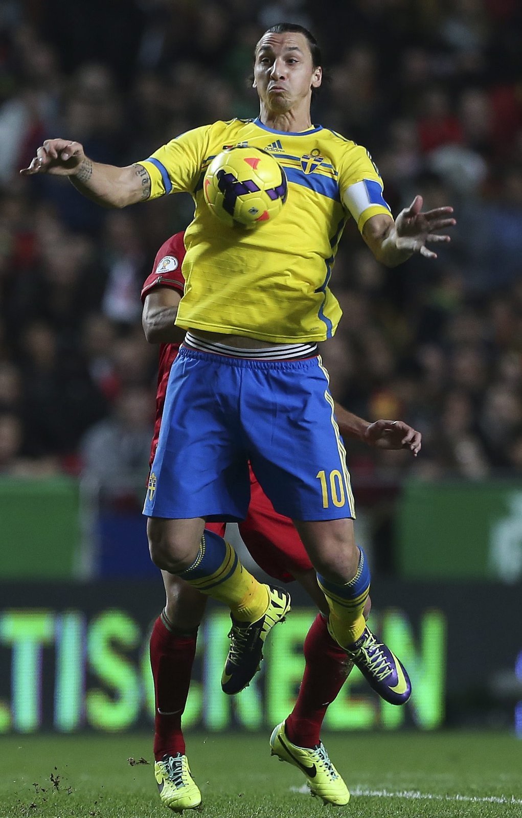 Švédský kapitán Zlatan Ibrahimovic při zápase v Portugalsku
