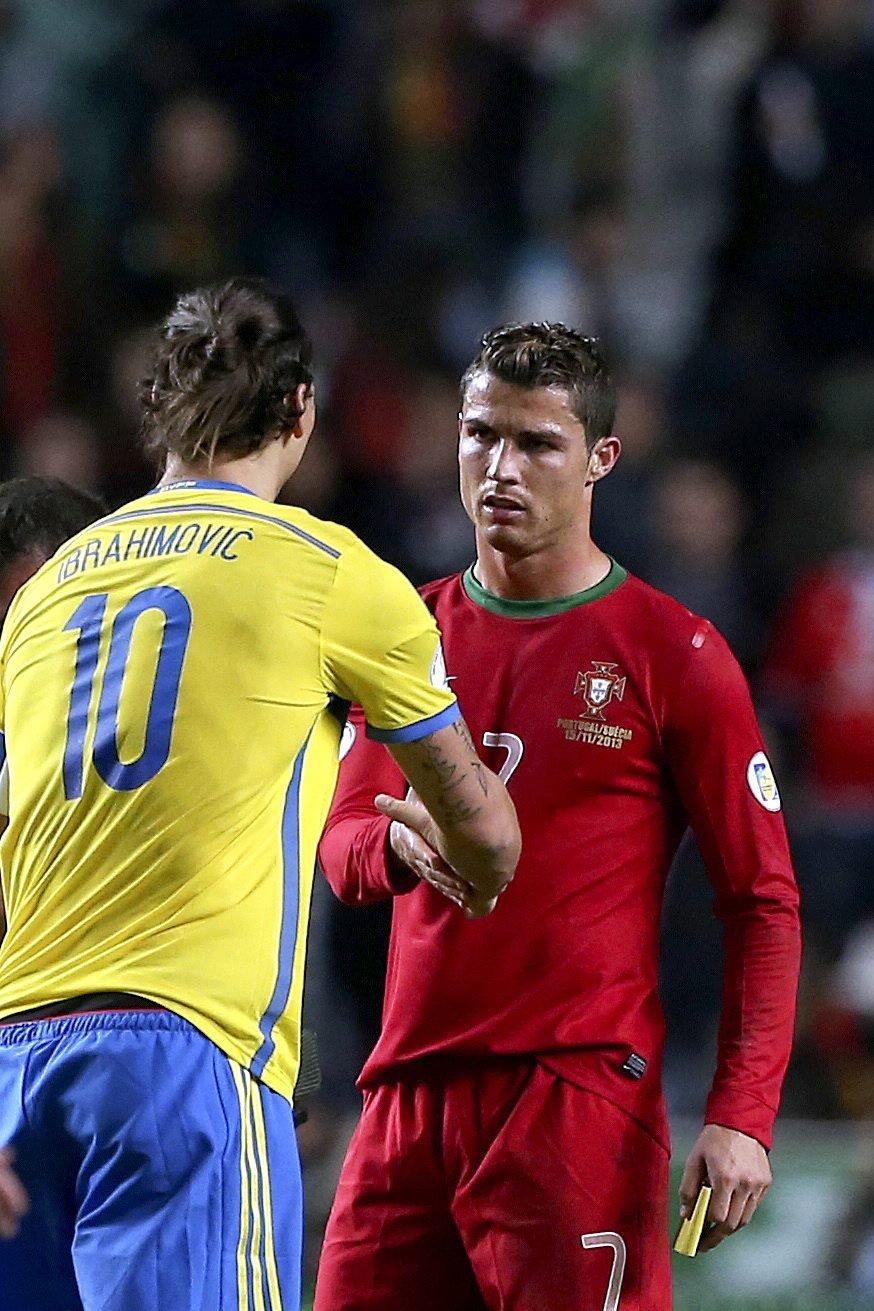 Cristiano Ronaldo zdraví Zlatana Ibrahimovice. V utkání týmů s hvězdnými kapitány zvítězilo Portugalsko nad Švédskem 1:0 a má před úterní odvetou baráže blíž k postupu na mistrovství světa.