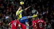 Zlatan Ibrahimovic při hlavičkovém souboji v oklopení portugalských hráčů
