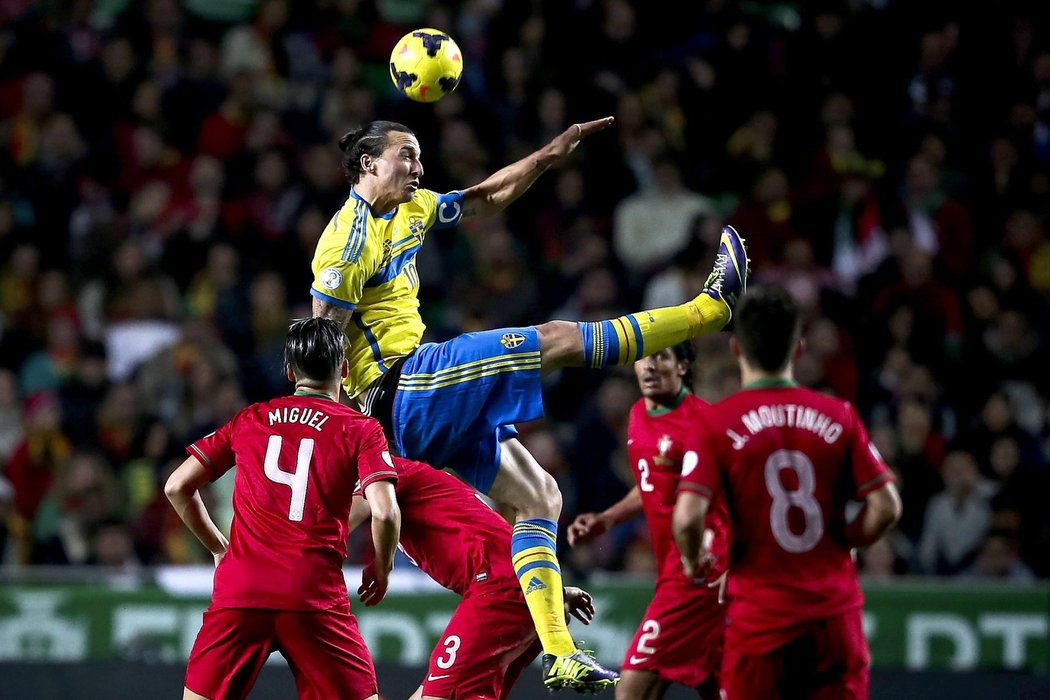 Zlatan Ibrahimovic při hlavičkovém souboji v oklopení portugalských hráčů