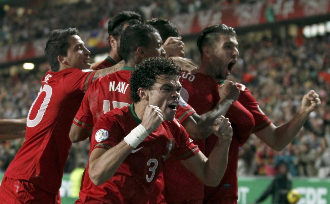Máme náskok! Portugalští fotbalisté se radují z gólu do švédské sítě.