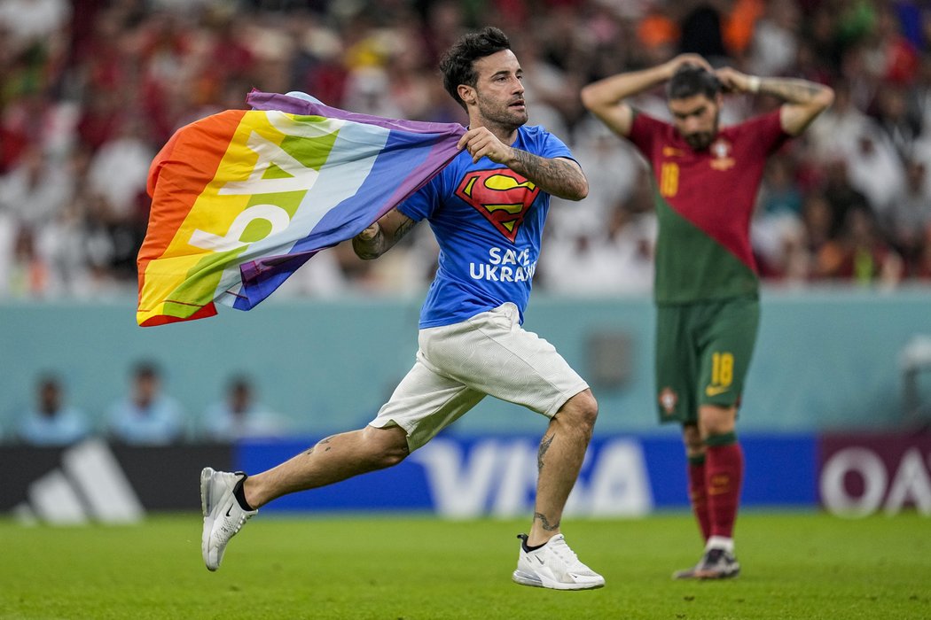 Na hřiště se při utkání Portugalsko - Uruguay dostal fanoušek s duhovou vlajkou