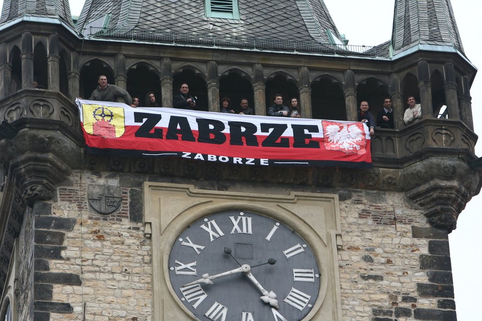 Radnici na Staroměstském náměstí ovládli fanoušci Polska