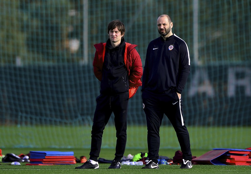 Tomáš Požár sleduje dění na hřišti s Tomášem Rosickým