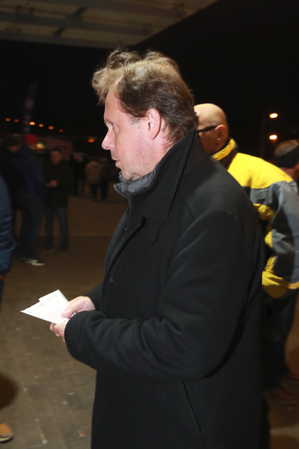 Generální ředitel České televize Petr Dvořák míří na stadion v Edenu, kde česká fotbalová reprezentace sehrála přátelský duel s Brazílií