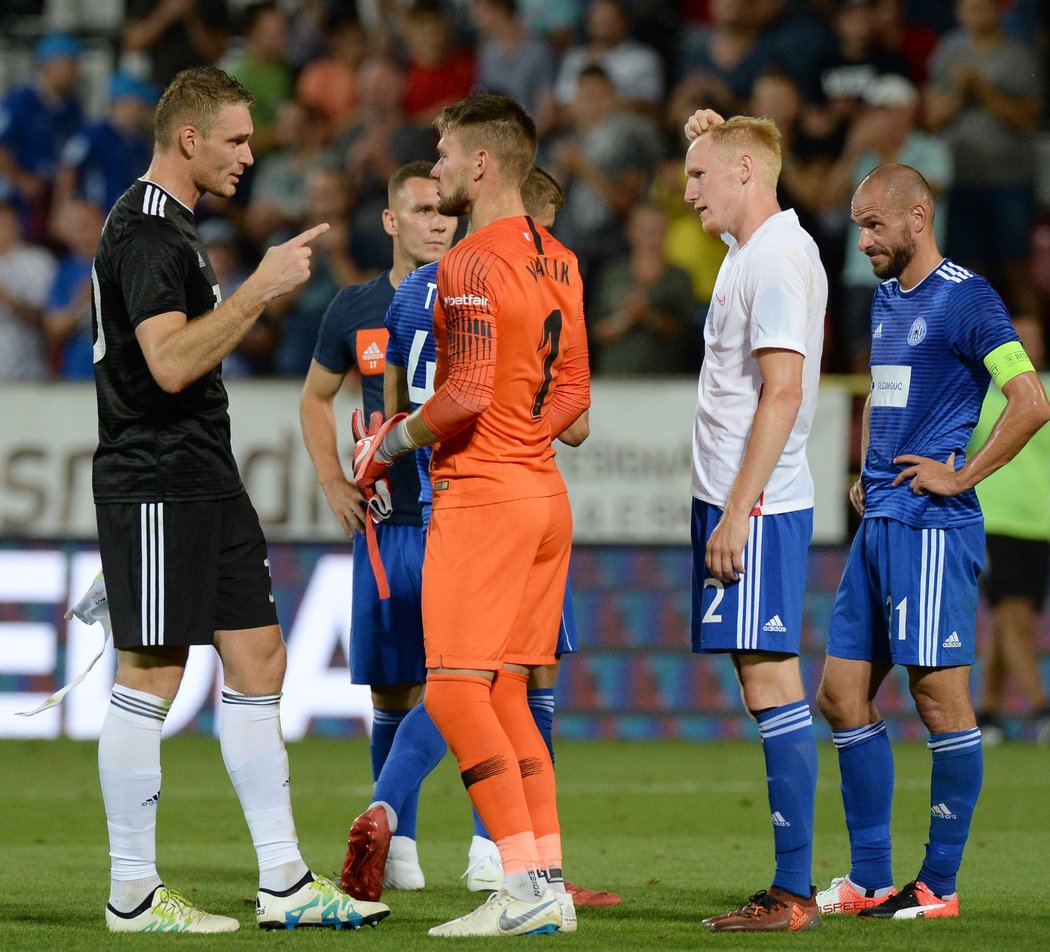 Brankáři Tomáš Vaclík (vpravo) a Miloš Buchta (vlevo) po zápase Olomouce se Sevillou