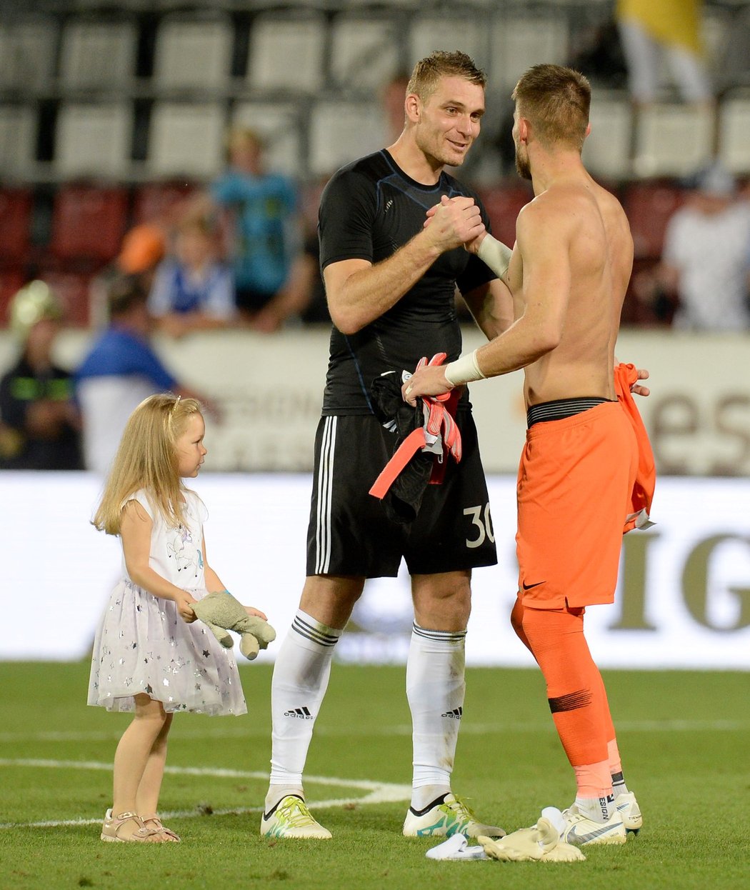 Brankáři Tomáš Vaclík (vpravo) a Miloš Buchta (vlevo) po zápase Olomouce se Sevillou