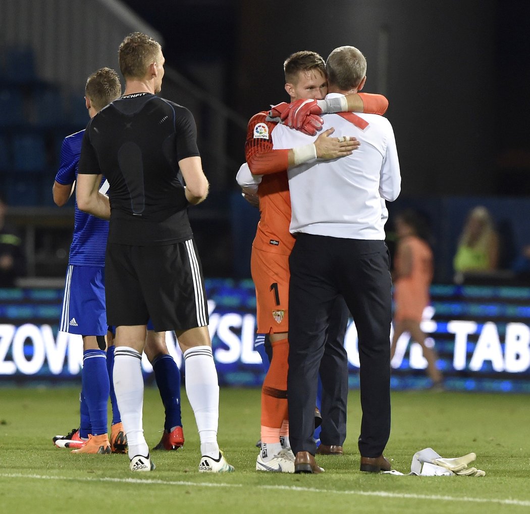 Trenér Václav Jílek a brankář Sevilly Tomáš Vaclík v obětí