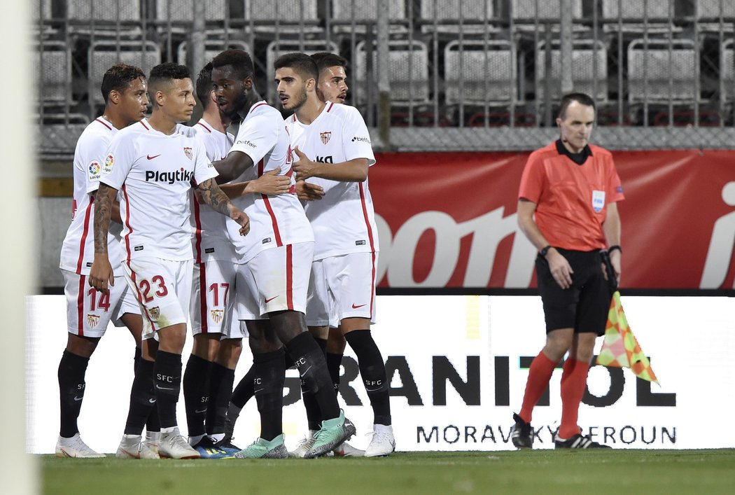 Radost fotbalistů Sevilly po jediné vstřelené brance v Olomouci