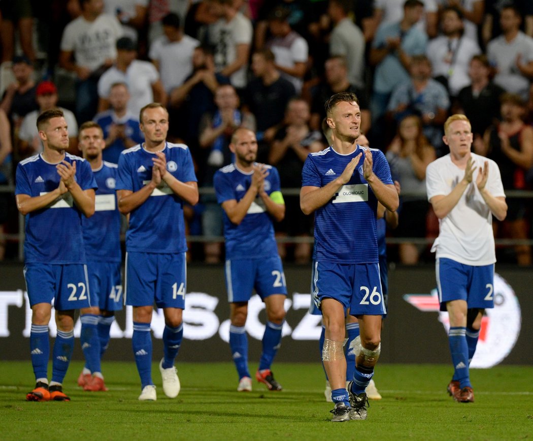 Děkovačka olomouckých fotbalistů po zápase se Sevillou