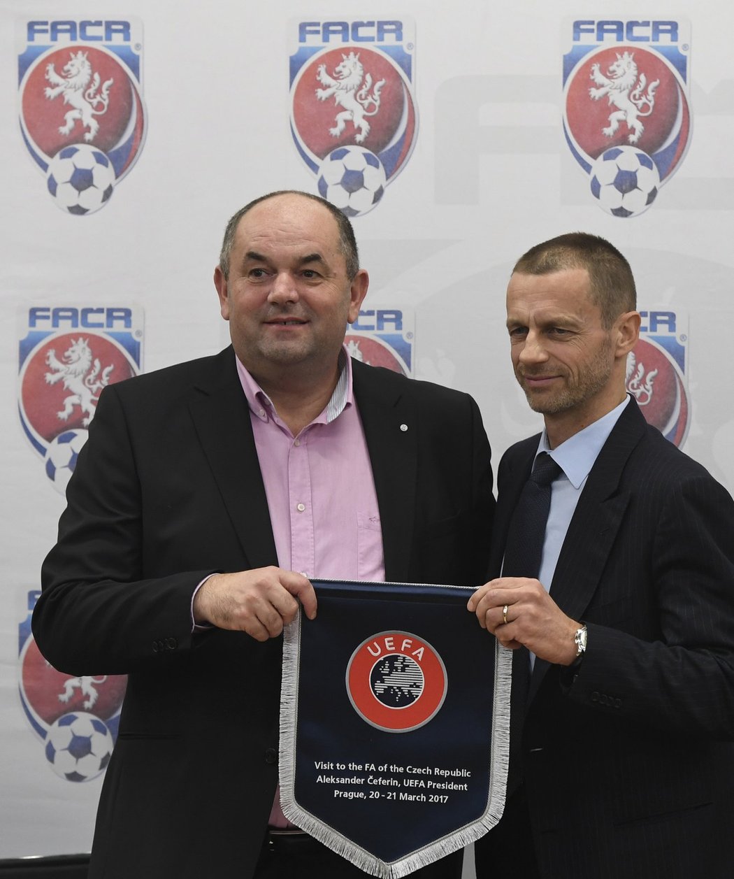 Šéf UEFA Aleksander Čeferin a předseda FAČR Miroslav Pelta na tiskové konferenci v Praze