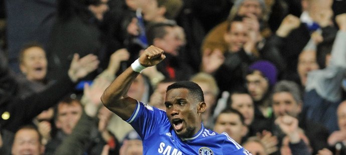 Útočník Chelsea Samuel Eto&#39;o se stal díky skvělému hattricku hlavní hvězdou zápasu mezi Chelsea a Manchesterem United