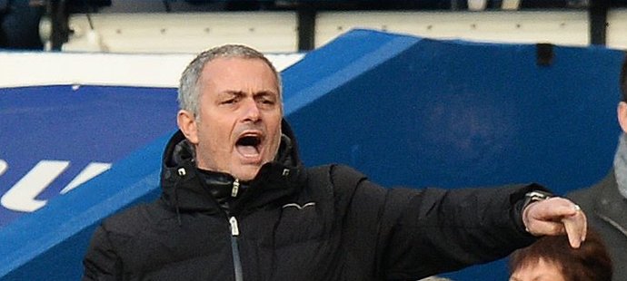 Trenér Chelsea José Mourinho měl během zápasu proti Swansea svým svěřencům co říct