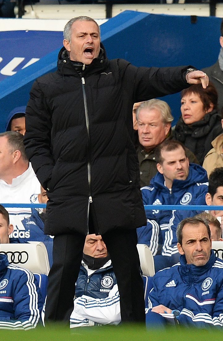 Trenér Chelsea José Mourinho měl během zápasu svým svěřencům co říct
