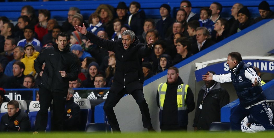 Trenér Chelsea José Mourinho a s ním celá lavičce nesouhlasí s verdiktem hlavního rozhodčího. Porugalec ale mohl bý spokojený, jeho tým porazil United