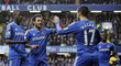Hráči Chelsea se radují po gólu Edena Hazarda do sítě Swansea