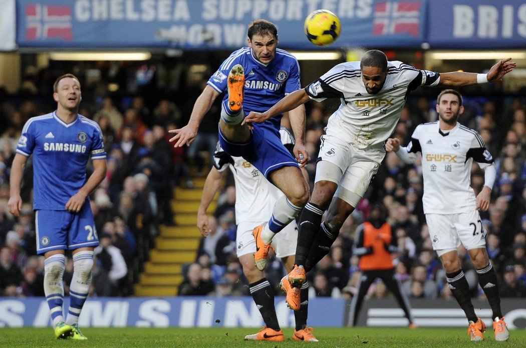 Utkání mezi Chelsea a Swansea nepostrádalo tvrdé souboje