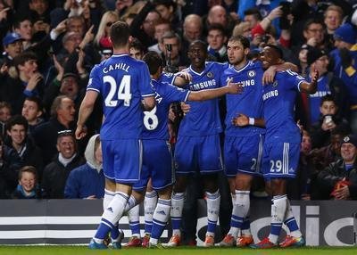 Hráči Chelsea oslavují první gól proti Manchesteru United. Domácí nakonec dotáhli šlágr kola do vítězného konce