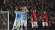 Hráči Manchesteru City Edin Džeko a Samir Nasri slaví gól do sítě rivala z United