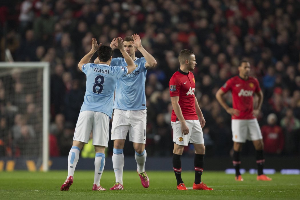 Hráči Manchesteru City Edin Džeko a Samir Nasri slaví gól do sítě rivala z United