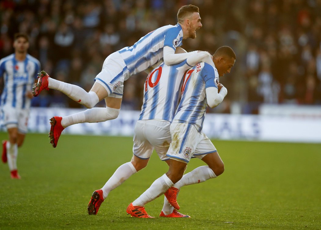 Hráči Huddersfieldu slaví gól, který rozhodl o vítězství nad West Bromwichem