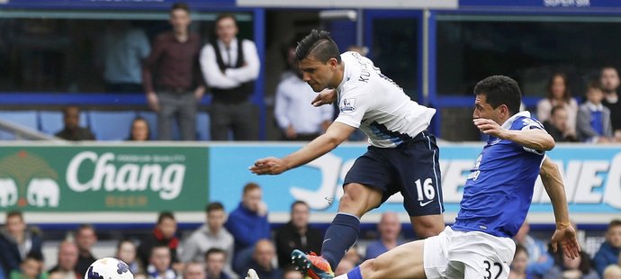 Útočník Manchesteru City Sergio Agüero vyrovnal střelou na přední tyč v souboji s Evertonem na 1:1