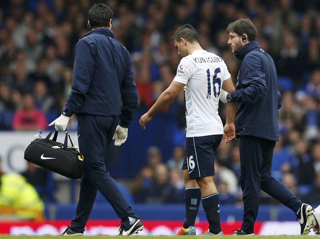 Útočník Manchesteru City Sergio Agüero nejdříve v zápase vyrovnal, poté ale musel hřiště kvůli zranění opustit