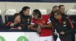 Kouč United Louis van Gaal dává poslední pokyny útočníkovi Radamelovi Falcaovi, který tentokrát chyběl v základní sestavě