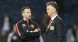 Trenér Manchesteru United Louis van Gaal a jeho asistent Ryan Giggs