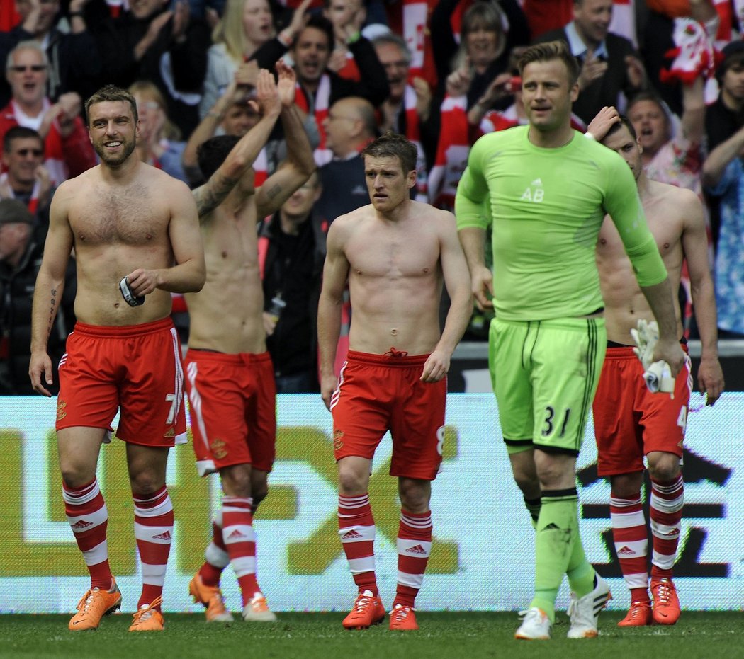 Hráči Southamptonu po zápase slavili vítězství se svými fanoušky, kterým darovali dresy