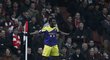 Útočník Swansea Bony Wilfried se raduje po vedoucím gólu do sítě domácího Arsenalu